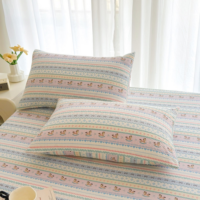 91家纺网 家纺一手货源 找家纺 贝扬思家纺 2026新款高克重泡芙纱印花款单床笠床笠单件-浅糯 CL浅糯-甜心木马卷