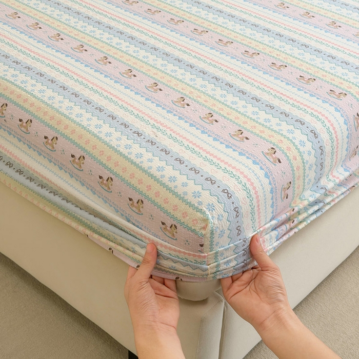 91家纺网 家纺一手货源 找家纺 贝扬思家纺 2026新款高克重泡芙纱印花款单床笠床笠单件-浅糯 CL浅糯-甜心木马卷