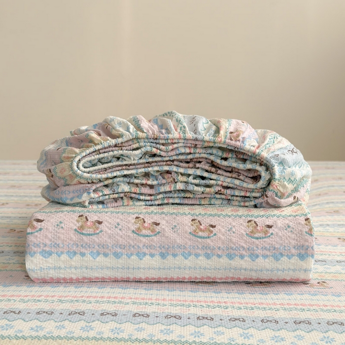 91家纺网 家纺一手货源 找家纺 贝扬思家纺 2026新款高克重泡芙纱印花款单床笠床笠单件-浅糯 CL浅糯-甜心木马卷