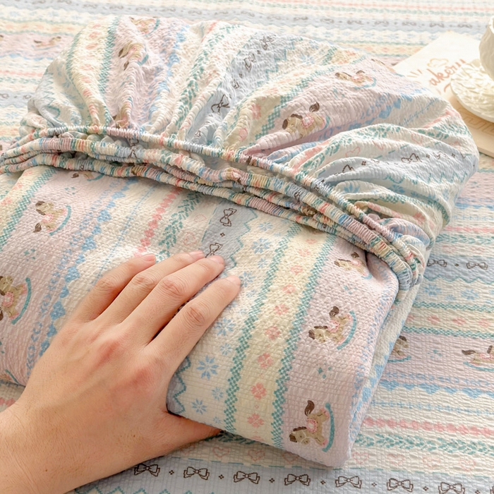 91家纺网 家纺一手货源 找家纺 贝扬思家纺 2026新款高克重泡芙纱印花款单床笠床笠单件-浅糯 CL浅糯-甜心木马卷