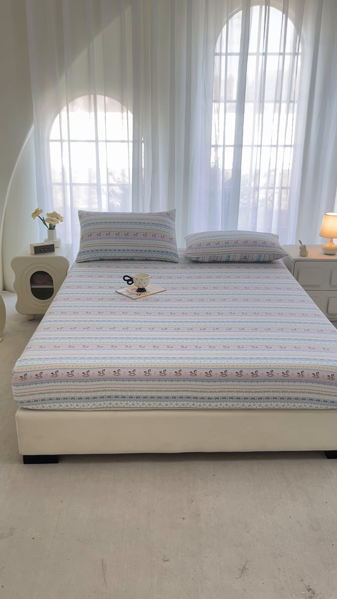 91家纺网 家纺一手货源 找家纺 贝扬思家纺 2026新款高克重泡芙纱印花款单床笠床笠单件-浅糯 CL浅糯-甜心木马卷