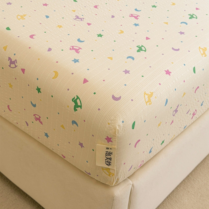 91家纺网 家纺一手货源 找家纺 贝扬思家纺 2026新款高克重泡芙纱印花款单床笠床笠单件-浅糯 CL浅糯-摇摇木马