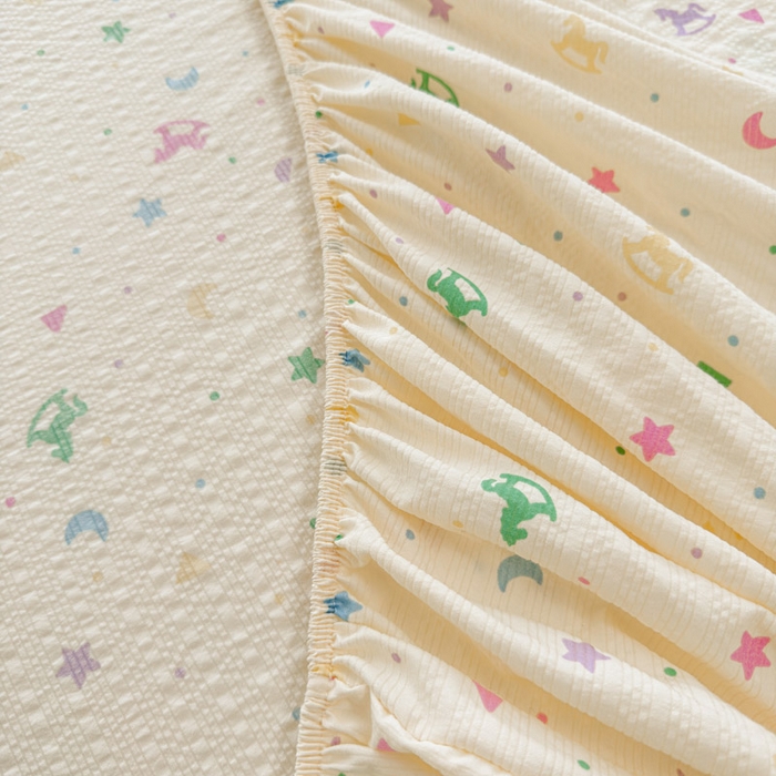 91家纺网 家纺一手货源 找家纺 贝扬思家纺 2026新款高克重泡芙纱印花款单床笠床笠单件-浅糯 CL浅糯-摇摇木马