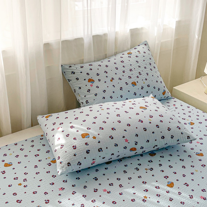 91家纺网 家纺一手货源 找家纺 贝扬思家纺 2026新款高克重泡芙纱印花款单床单-软糖 CD软糖-豹纹咪星蓝