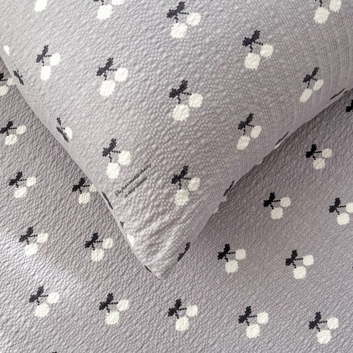 91家纺网 家纺一手货源 找家纺 贝扬思家纺 2026新款高克重泡芙纱印花款单床单-软糖 CD软糖-灰樱桃