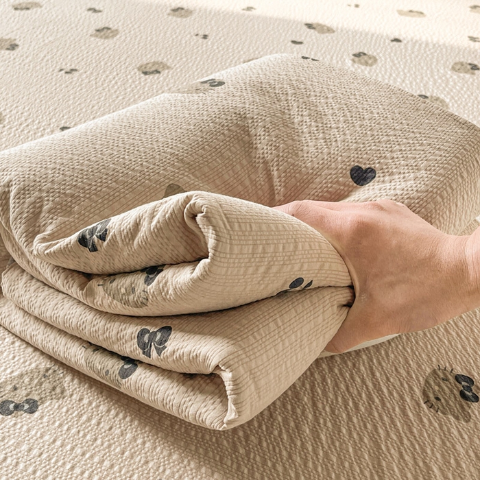 91家纺网 家纺一手货源 找家纺 贝扬思家纺 2026新款高克重泡芙纱印花款单床单-软糖 CD软糖-咖啡小猫