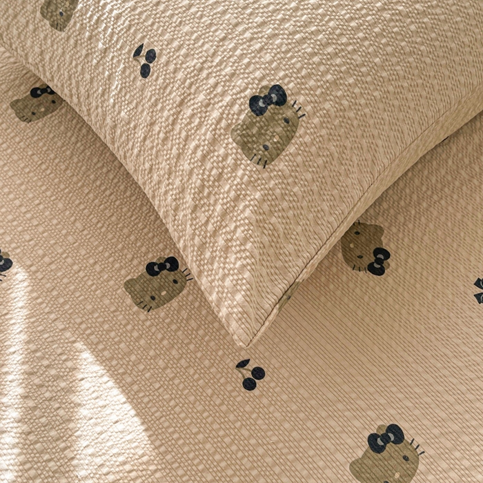 91家纺网 家纺一手货源 找家纺 贝扬思家纺 2026新款高克重泡芙纱印花款单床单-软糖 CD软糖-咖啡小猫