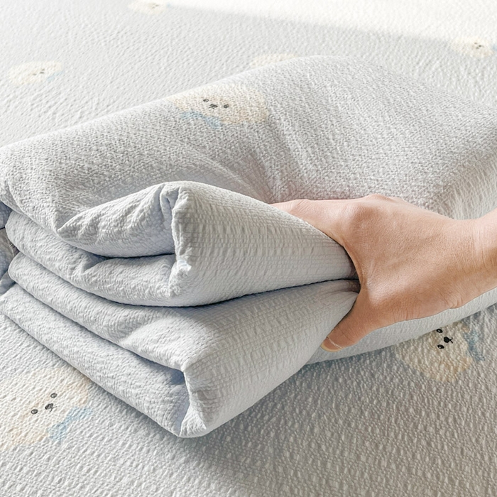 91家纺网 家纺一手货源 找家纺 贝扬思家纺 2026新款高克重泡芙纱印花款单床单-软糖 CD软糖-蓝领结狗