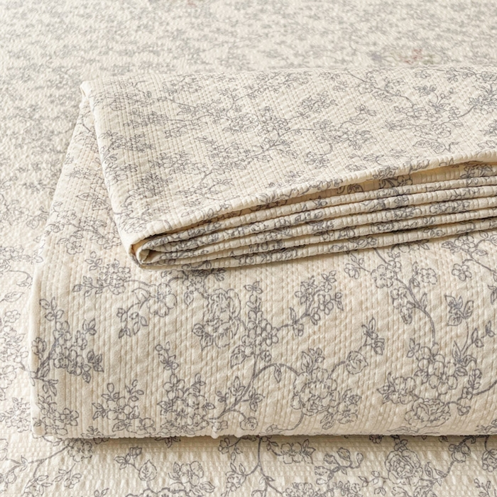 91家纺网 家纺一手货源 找家纺 贝扬思家纺 2026新款高克重泡芙纱印花款单床单-软糖 CD软糖-蕾丝花匣