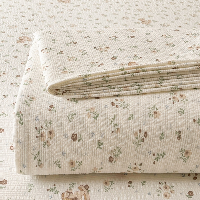 91家纺网 家纺一手货源 找家纺 贝扬思家纺 2026新款高克重泡芙纱印花款单床单-软糖 CD软糖-木马小花团