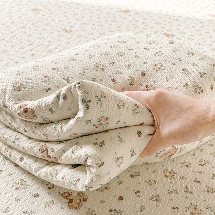 91家纺网 家纺一手货源 找家纺 贝扬思家纺 2026新款高克重泡芙纱印花款单床单-软糖 CD软糖-木马小花团