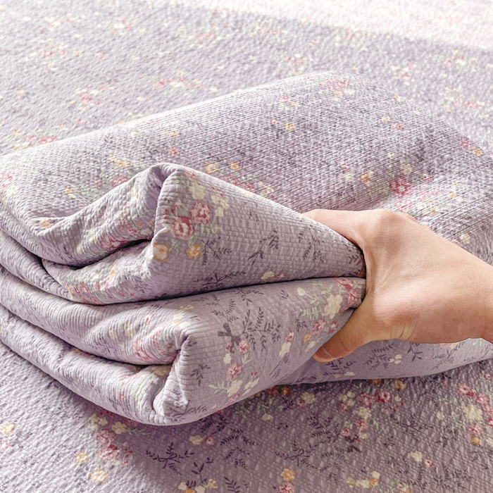 91家纺网 家纺一手货源 找家纺 贝扬思家纺 2026新款高克重泡芙纱印花款单床单-软糖 CD软糖-松间茶事