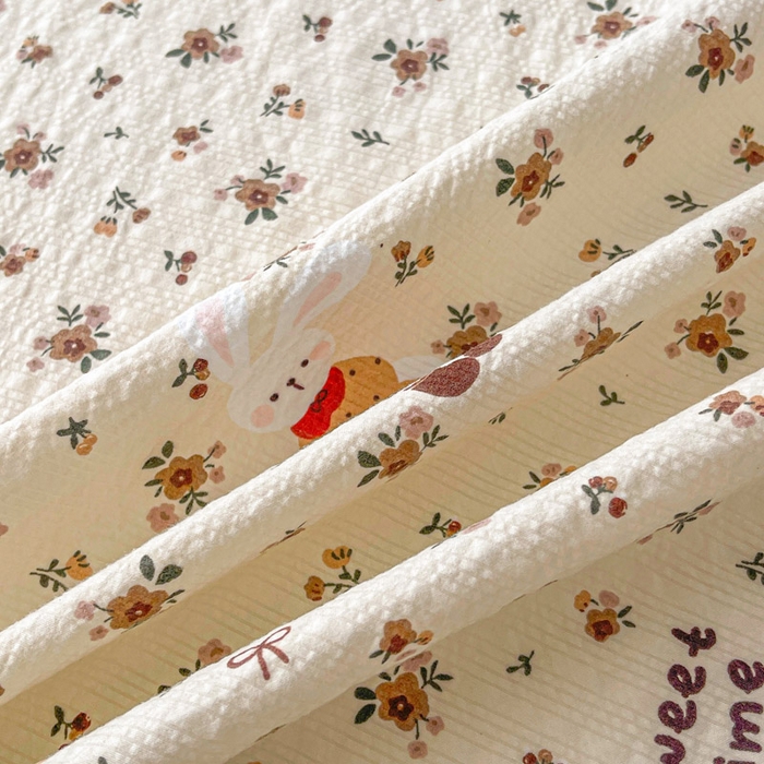 91家纺网 家纺一手货源 找家纺 贝扬思家纺 2026新款高克重泡芙纱印花款单床单-软糖 CD软糖-田园兔