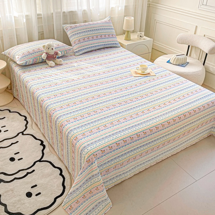 91家纺网 家纺一手货源 找家纺 贝扬思家纺 2026新款高克重泡芙纱印花款单床单-软糖 CD软糖-甜心木马卷