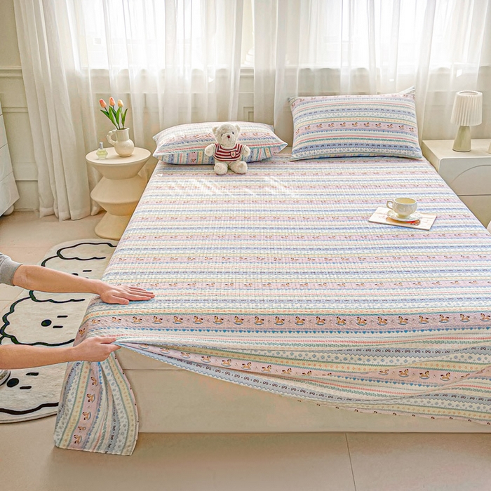 91家纺网 家纺一手货源 找家纺 贝扬思家纺 2026新款高克重泡芙纱印花款单床单-软糖 CD软糖-甜心木马卷