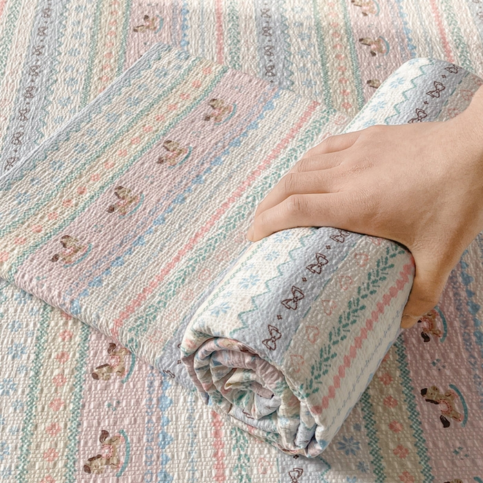 91家纺网 家纺一手货源 找家纺 贝扬思家纺 2026新款高克重泡芙纱印花款单床单-软糖 CD软糖-甜心木马卷