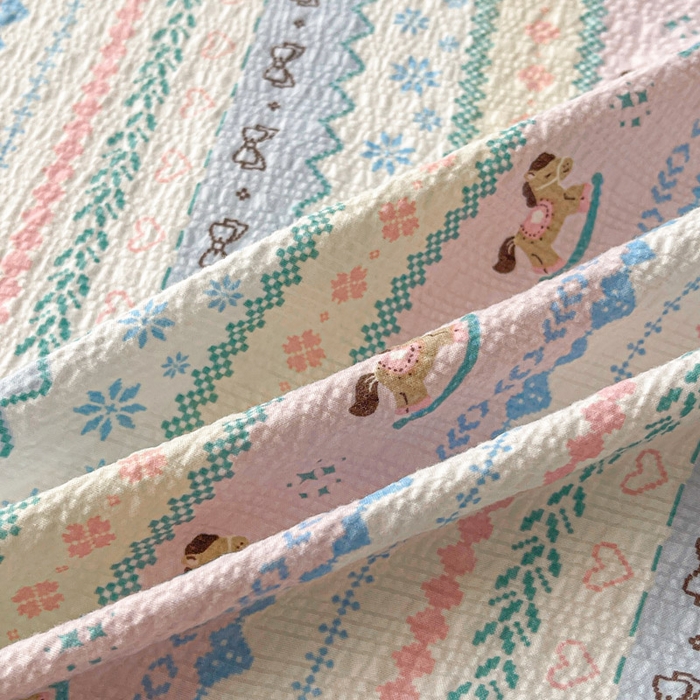 91家纺网 家纺一手货源 找家纺 贝扬思家纺 2026新款高克重泡芙纱印花款单床单-软糖 CD软糖-甜心木马卷