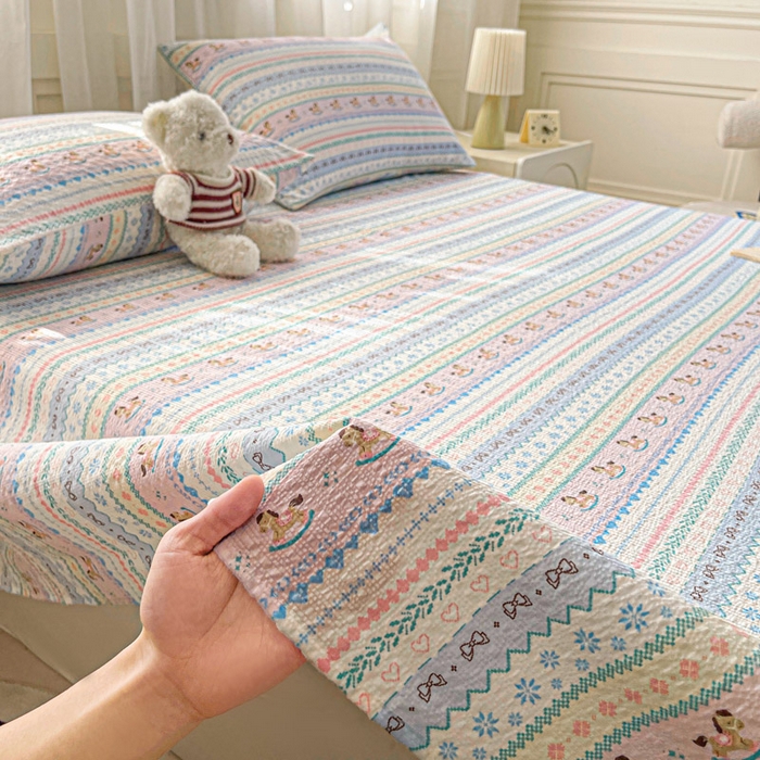 91家纺网 家纺一手货源 找家纺 贝扬思家纺 2026新款高克重泡芙纱印花款单床单-软糖 CD软糖-甜心木马卷