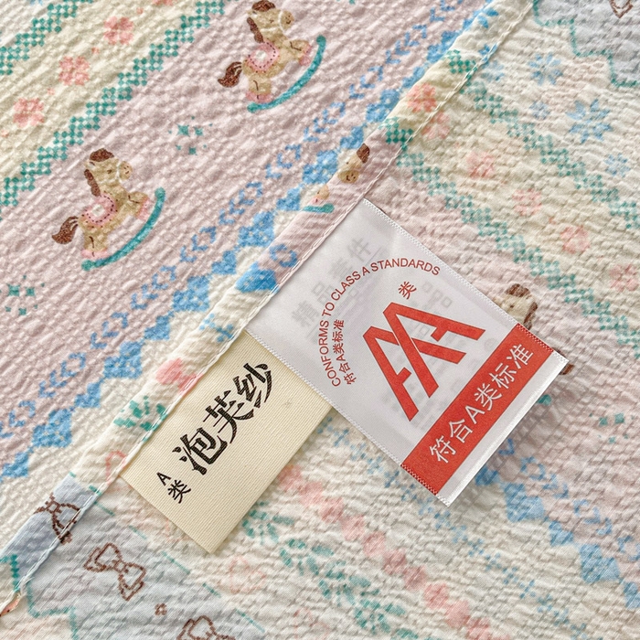 91家纺网 家纺一手货源 找家纺 贝扬思家纺 2026新款高克重泡芙纱印花款单床单-软糖 CD软糖-甜心木马卷