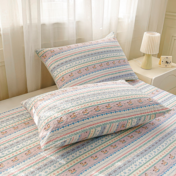 91家纺网 家纺一手货源 找家纺 贝扬思家纺 2026新款高克重泡芙纱印花款单床单-软糖 CD软糖-甜心木马卷