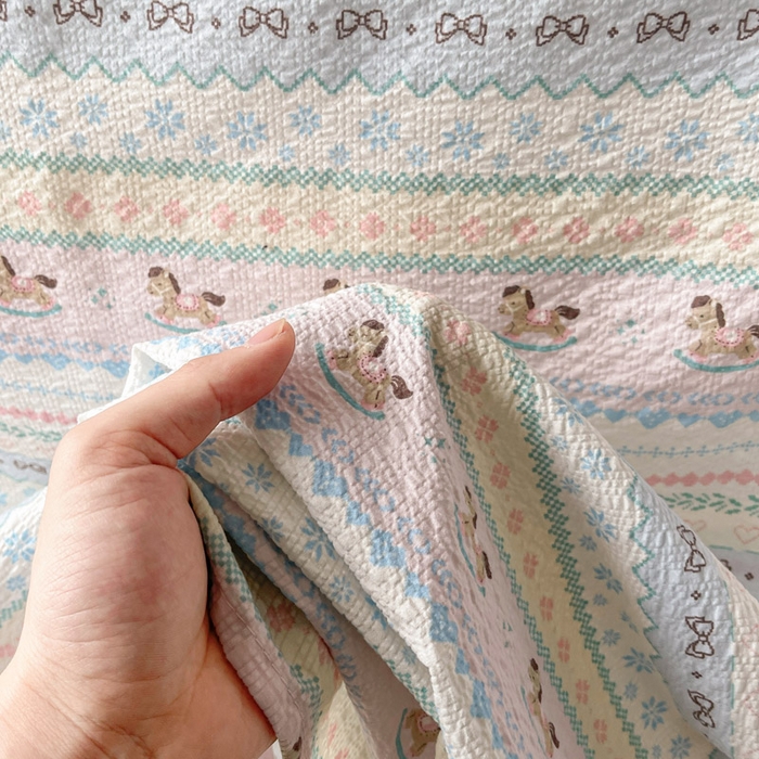 91家纺网 家纺一手货源 找家纺 贝扬思家纺 2026新款高克重泡芙纱印花款单床单-软糖 CD软糖-甜心木马卷