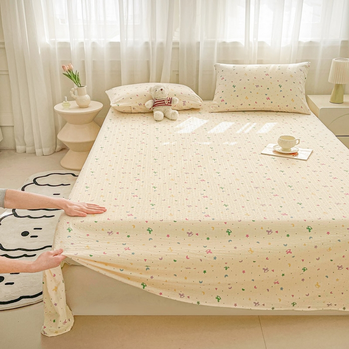 91家纺网 家纺一手货源 找家纺 贝扬思家纺 2026新款高克重泡芙纱印花款单床单-软糖 CD软糖-摇摇木马