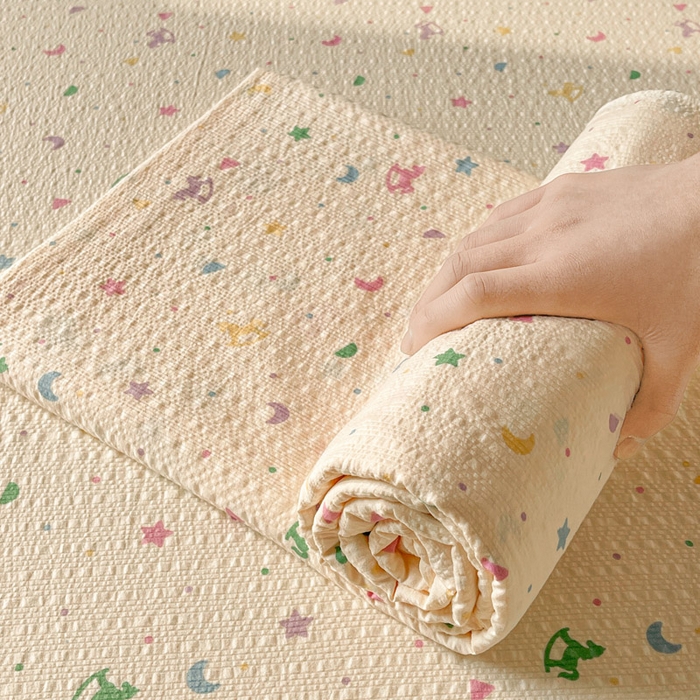 91家纺网 家纺一手货源 找家纺 贝扬思家纺 2026新款高克重泡芙纱印花款单床单-软糖 CD软糖-摇摇木马