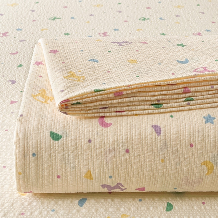 91家纺网 家纺一手货源 找家纺 贝扬思家纺 2026新款高克重泡芙纱印花款单床单-软糖 CD软糖-摇摇木马