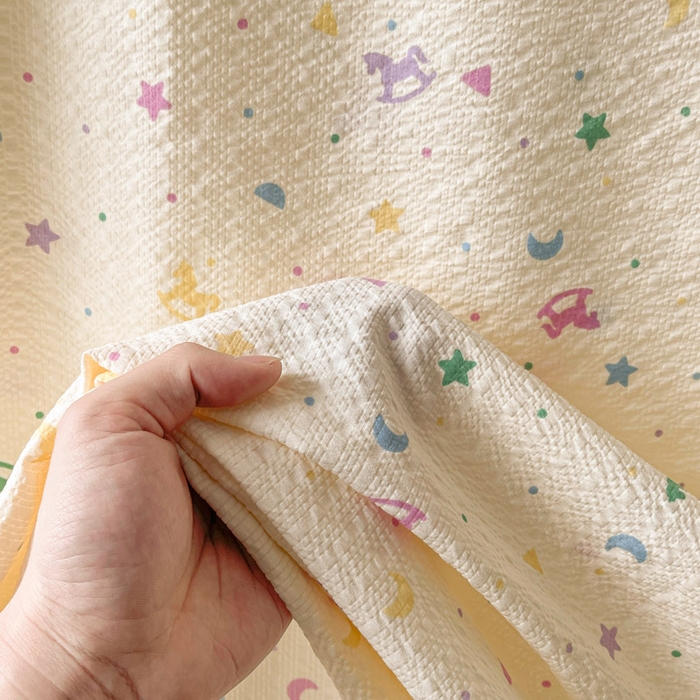 91家纺网 家纺一手货源 找家纺 贝扬思家纺 2026新款高克重泡芙纱印花款单床单-软糖 CD软糖-摇摇木马