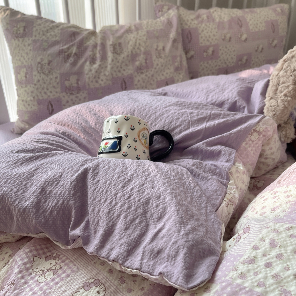 91家纺网 家纺一手货源 找家纺 贝扬思家纺 2026新款高品质A类泡芙纱-可爱猫猫系列普通款四件套（110g） 软紫格猫