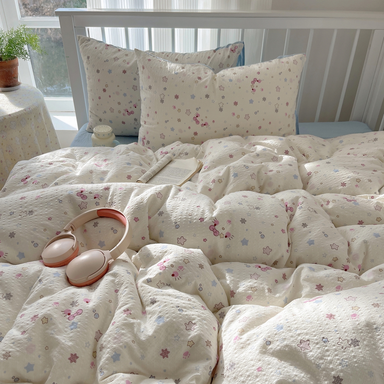 91家纺网 家纺一手货源 找家纺 贝扬思家纺 2026新款高品质A类泡芙纱-可爱猫猫系列普通款四件套（110g） 躲猫猫