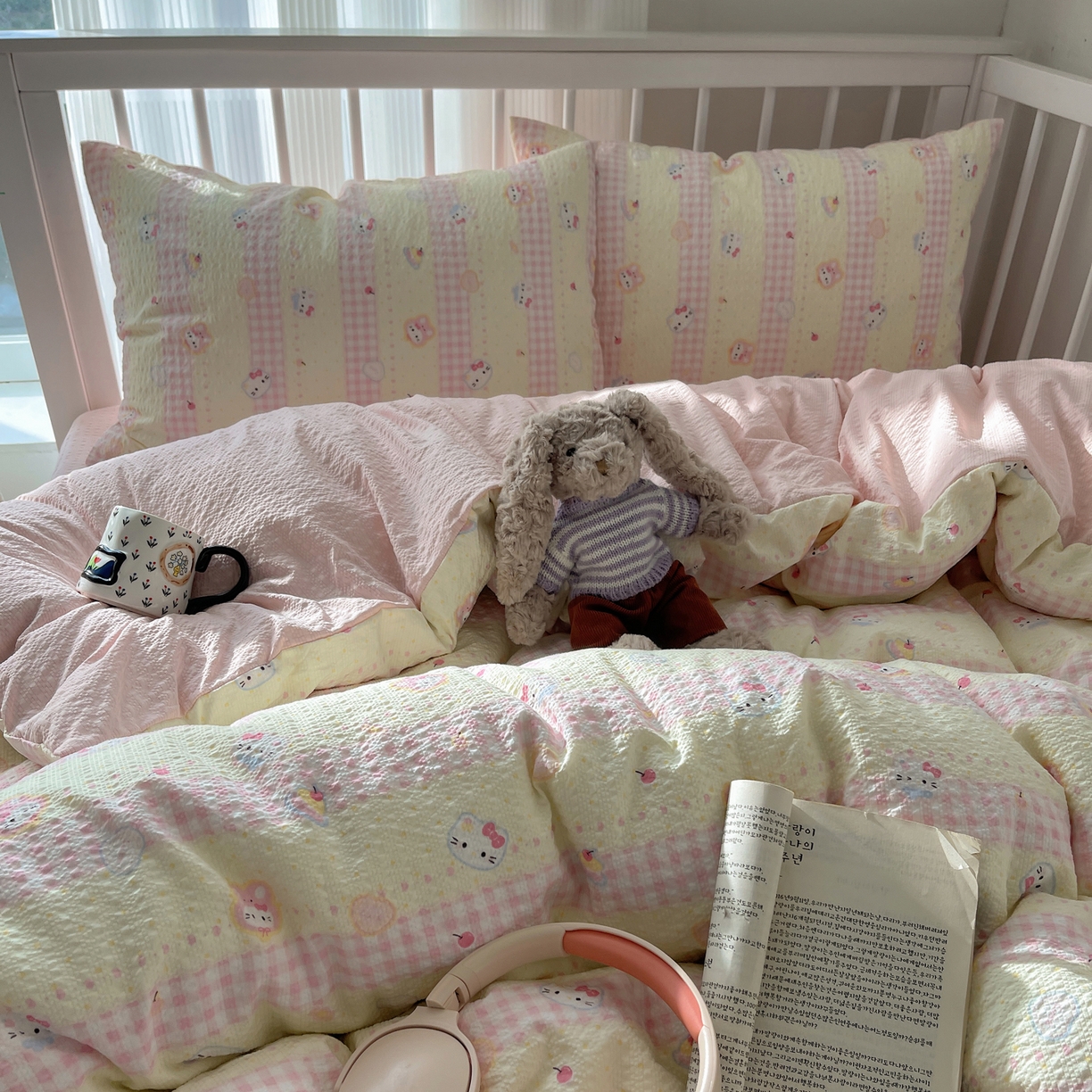 91家纺网 家纺一手货源 找家纺 贝扬思家纺 2026新款高品质A类泡芙纱-可爱猫猫系列普通款四件套（110g） 黄粉团猫