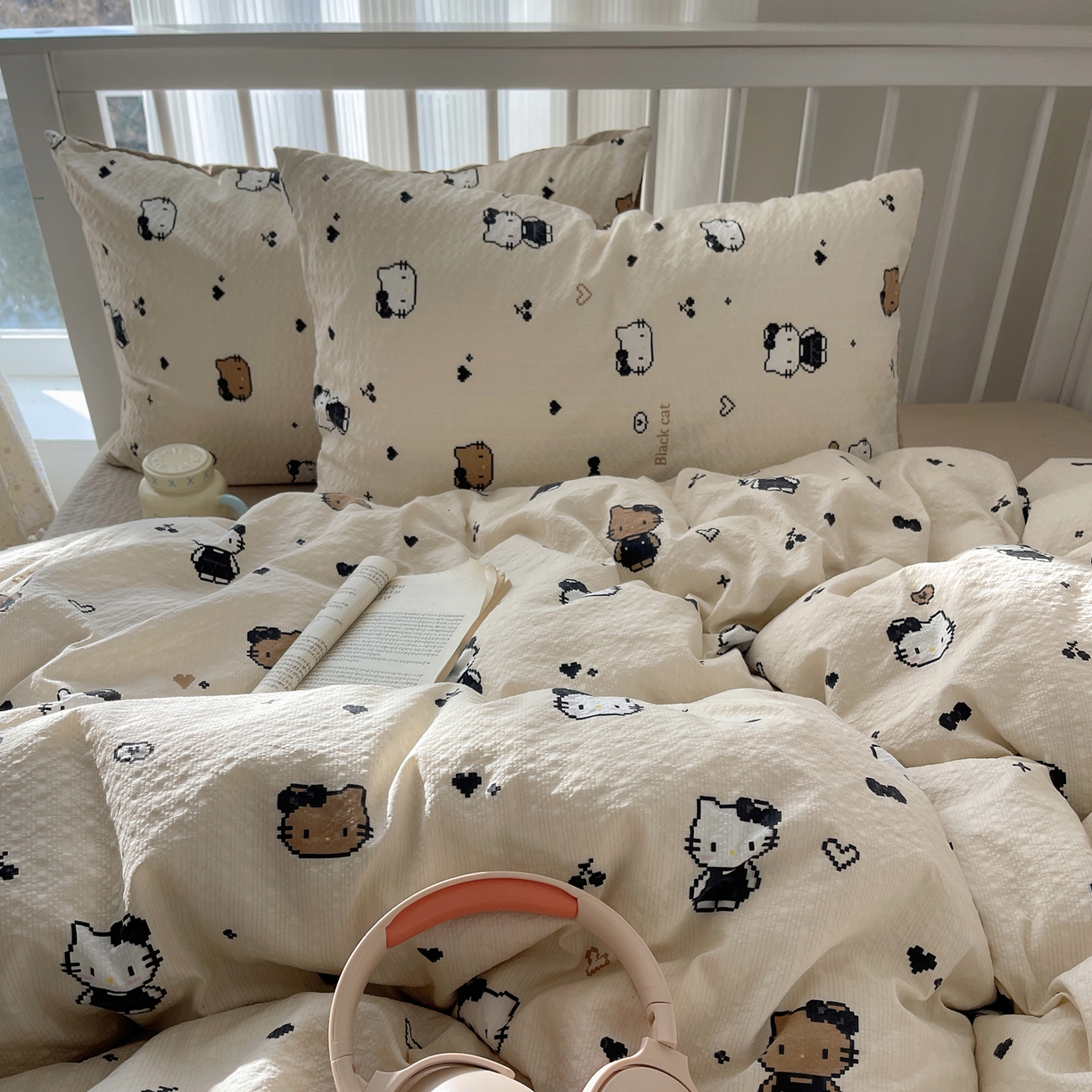 91家纺网 家纺一手货源 找家纺 贝扬思家纺 2026新款高品质A类泡芙纱-可爱猫猫系列普通款四件套（110g） 奥利奥小猫