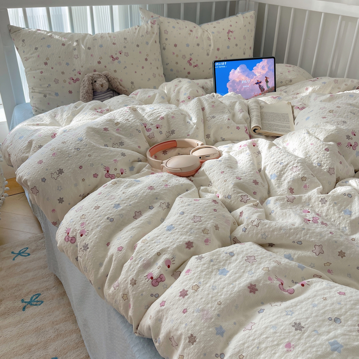 91家纺网 家纺一手货源 找家纺 贝扬思家纺 2026新款高品质A类泡芙纱-可爱猫猫系列普通款四件套（110g） 躲猫猫