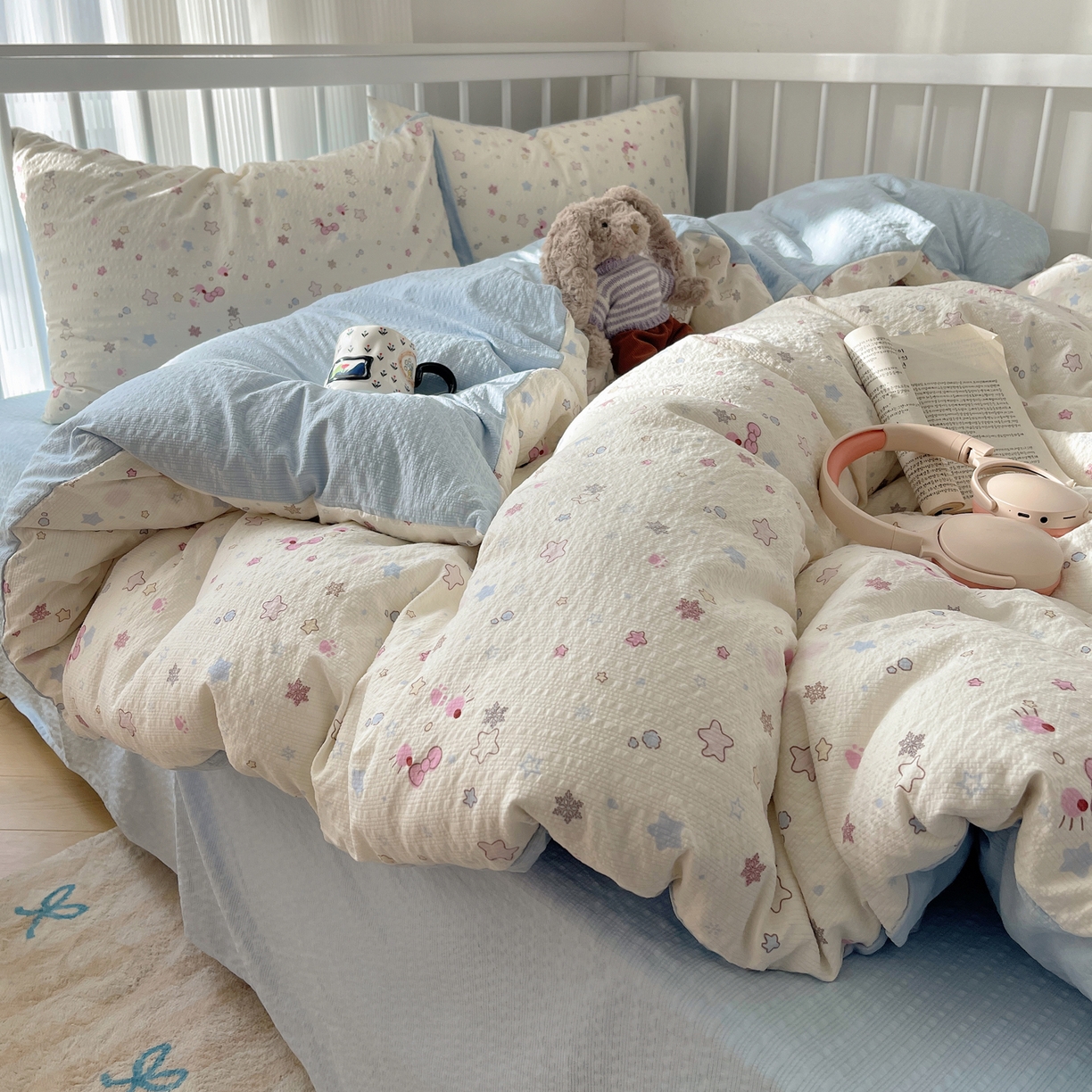 91家纺网 家纺一手货源 找家纺 贝扬思家纺 2026新款高品质A类泡芙纱-可爱猫猫系列普通款四件套（110g） 躲猫猫