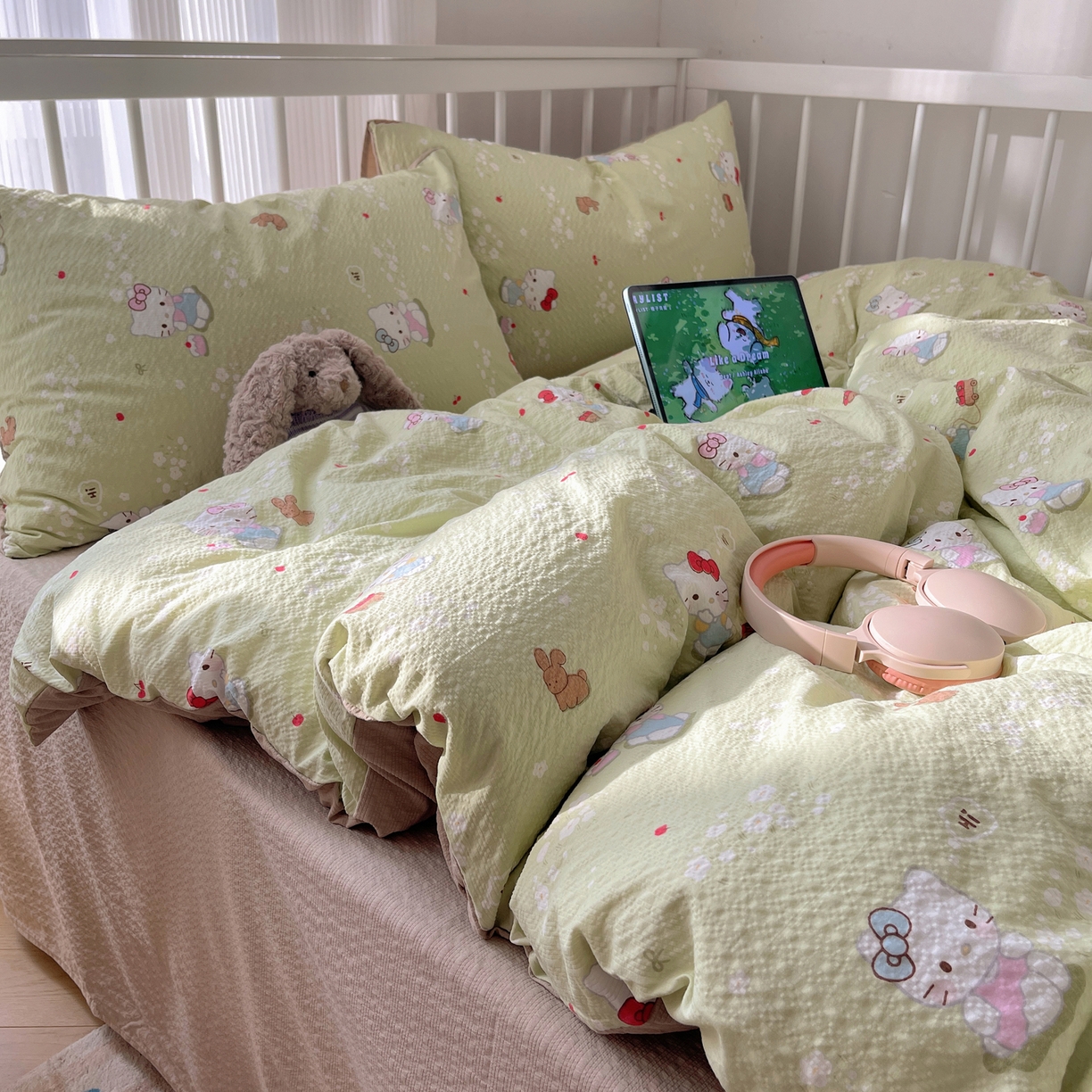 91家纺网 家纺一手货源 找家纺 贝扬思家纺 2026新款高品质A类泡芙纱-可爱猫猫系列普通款四件套（110g） 小猫拉车