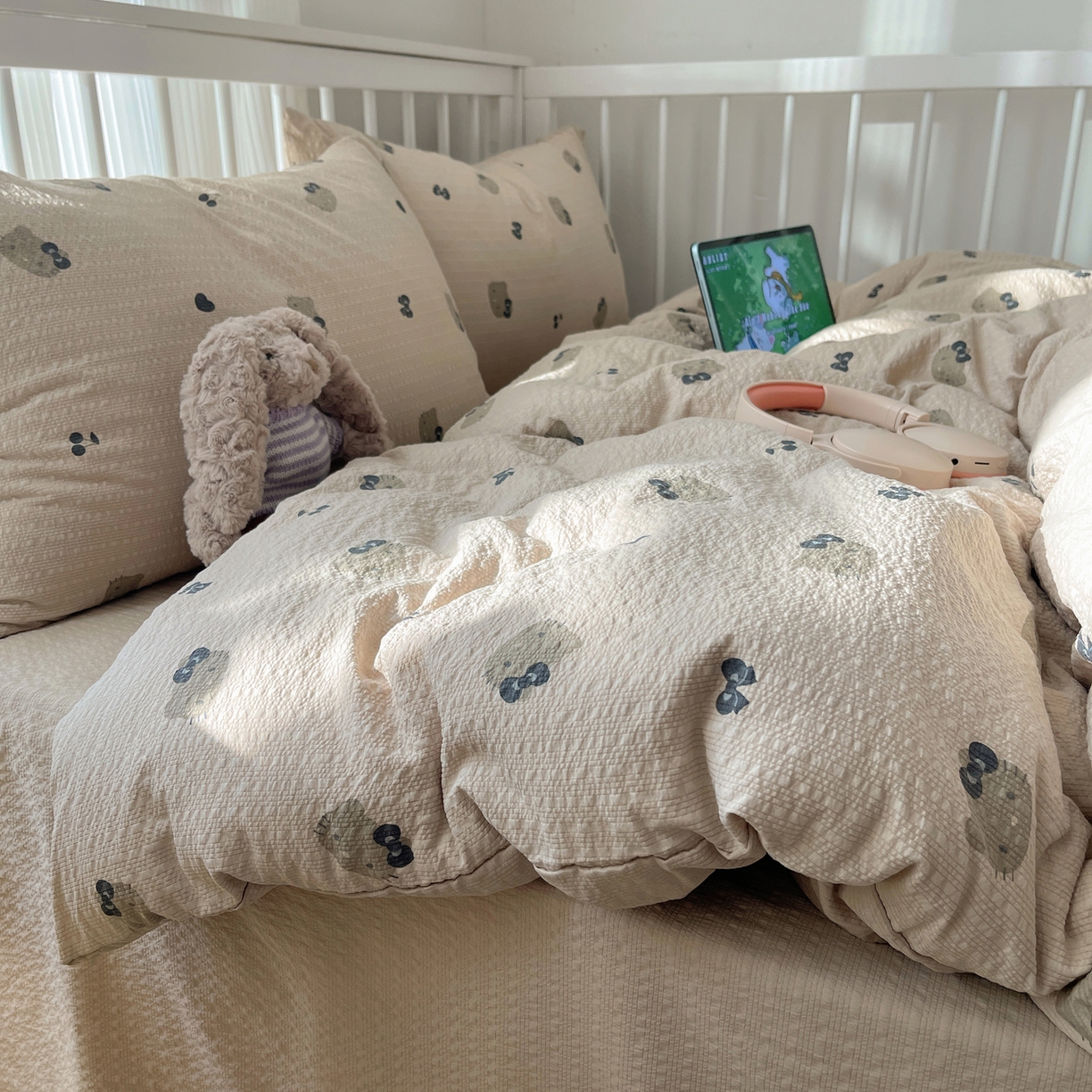 91家纺网 家纺一手货源 找家纺 贝扬思家纺 2026新款高品质A类泡芙纱-可爱猫猫系列普通款四件套（110g） 咖啡小猫