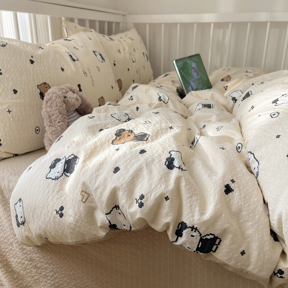 91家纺网 家纺一手货源 找家纺 贝扬思家纺 2026新款高品质A类泡芙纱-可爱猫猫系列普通款四件套（110g） 奥利奥小猫