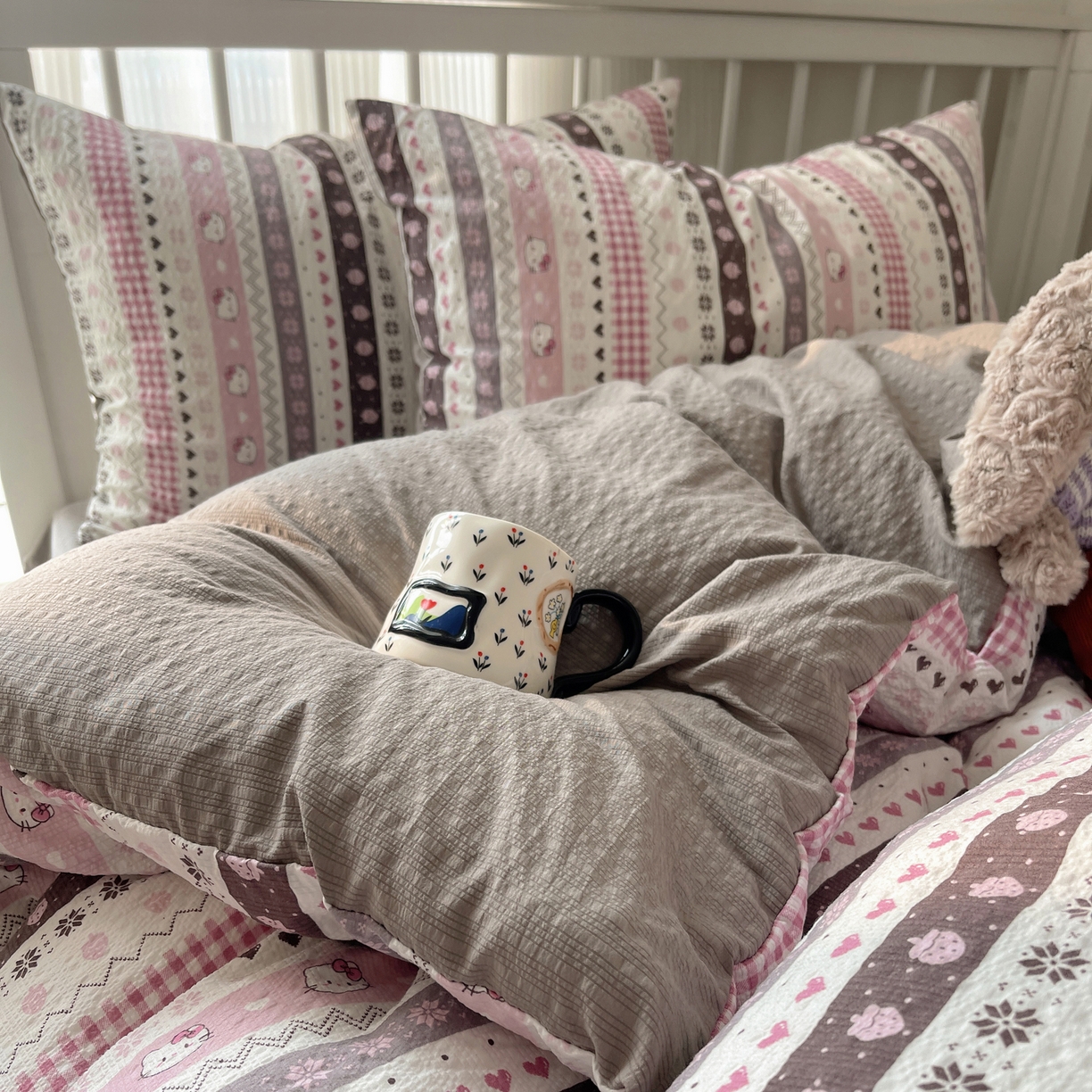 91家纺网 家纺一手货源 找家纺 贝扬思家纺 2026新款高品质A类泡芙纱-可爱猫猫系列普通款四件套（110g） 猫咪集-粉