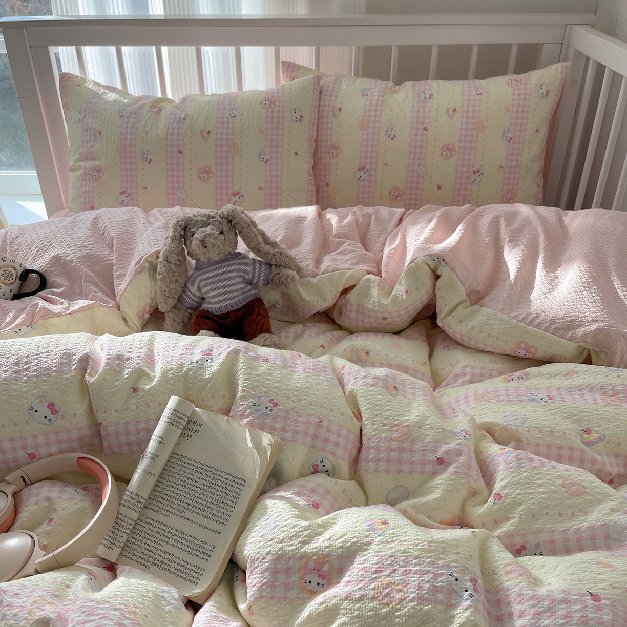 91家纺网 家纺一手货源 找家纺 贝扬思家纺 2026新款高品质A类泡芙纱-可爱猫猫系列普通款四件套（110g） 黄粉团猫