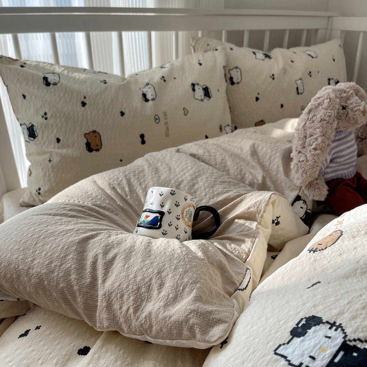 91家纺网 家纺一手货源 找家纺 贝扬思家纺 2026新款高品质A类泡芙纱-可爱猫猫系列普通款四件套（110g） 奥利奥小猫