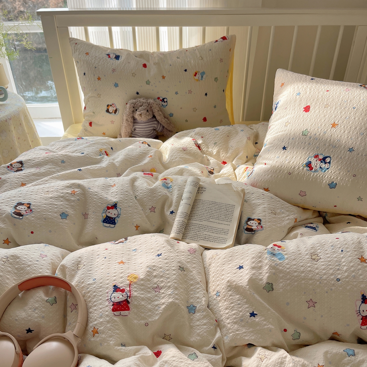 91家纺网 家纺一手货源 找家纺 贝扬思家纺 2026新款高品质A类泡芙纱-可爱猫猫系列普通款四件套（110g） 萌星奇遇