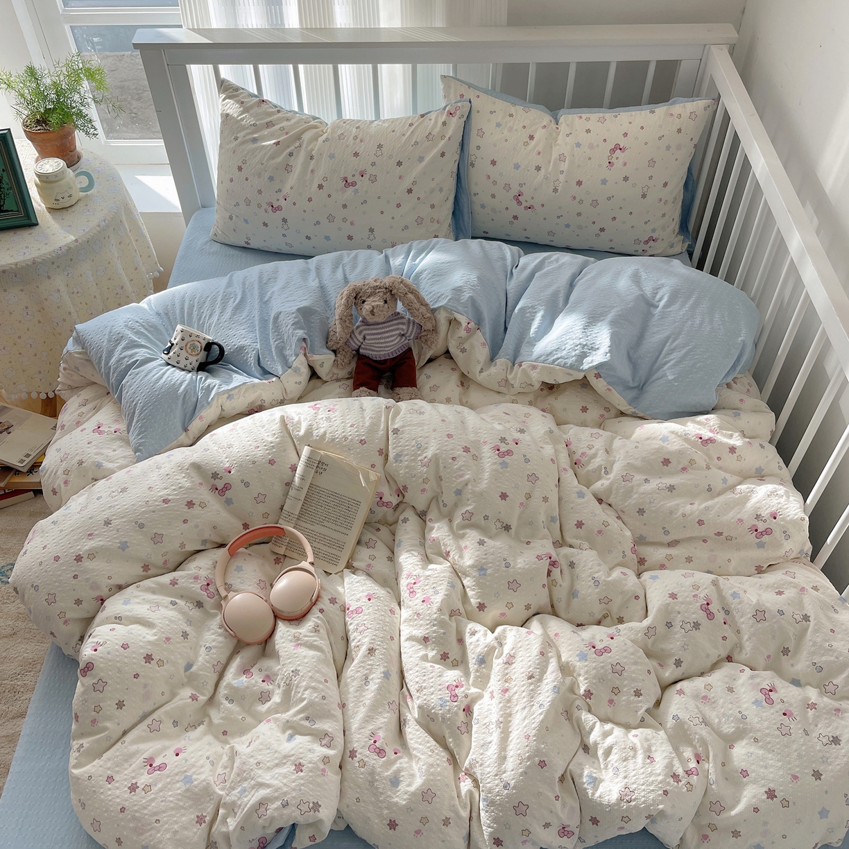 91家纺网 家纺一手货源 找家纺 贝扬思家纺 2026新款高品质A类泡芙纱-可爱猫猫系列普通款四件套（110g） 躲猫猫