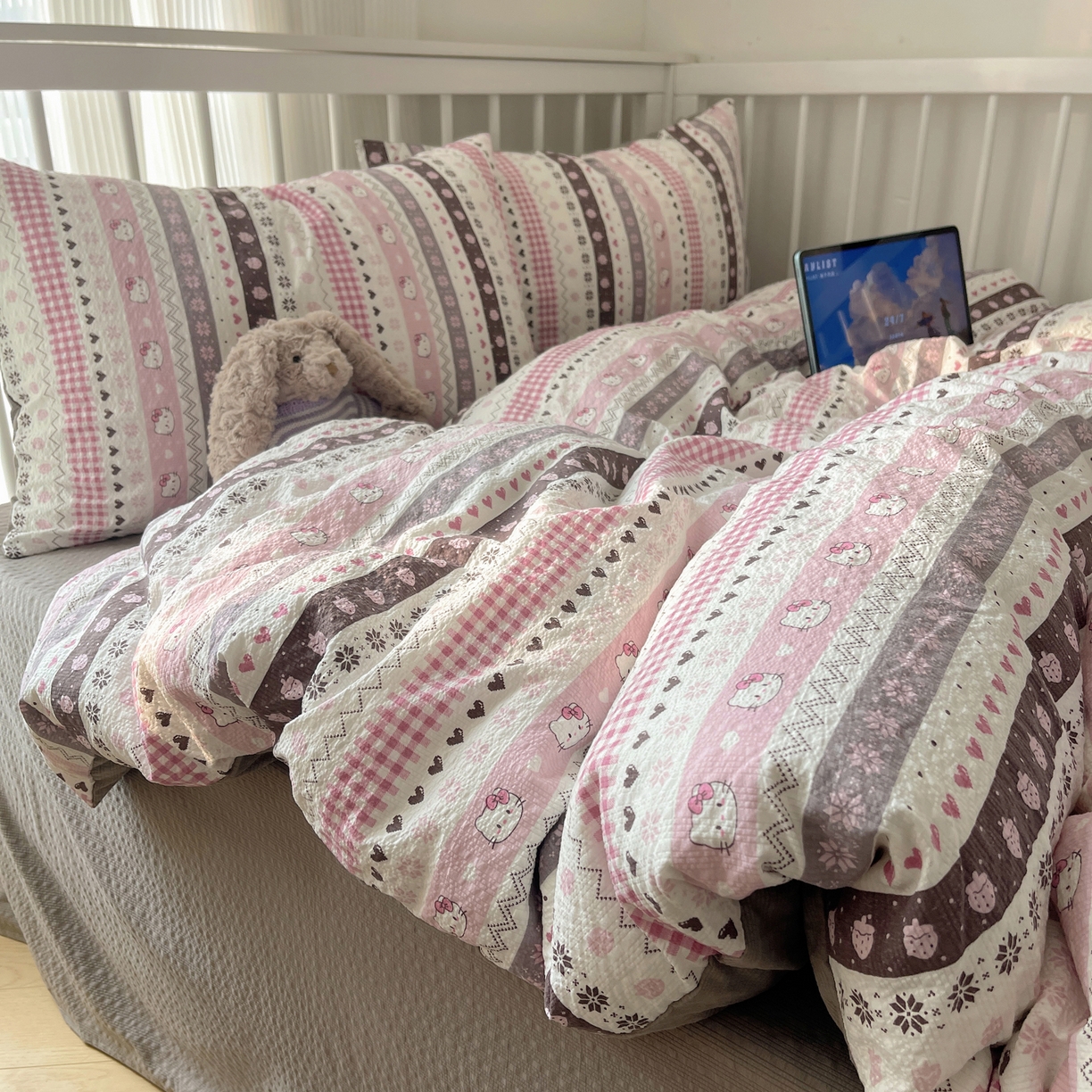 91家纺网 家纺一手货源 找家纺 贝扬思家纺 2026新款高品质A类泡芙纱-可爱猫猫系列普通款四件套（110g） 猫咪集-粉