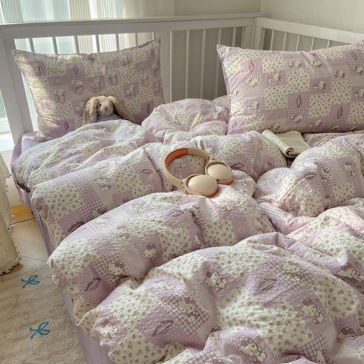 91家纺网 家纺一手货源 找家纺 贝扬思家纺 2026新款高品质A类泡芙纱-可爱猫猫系列普通款四件套（110g） 软紫格猫