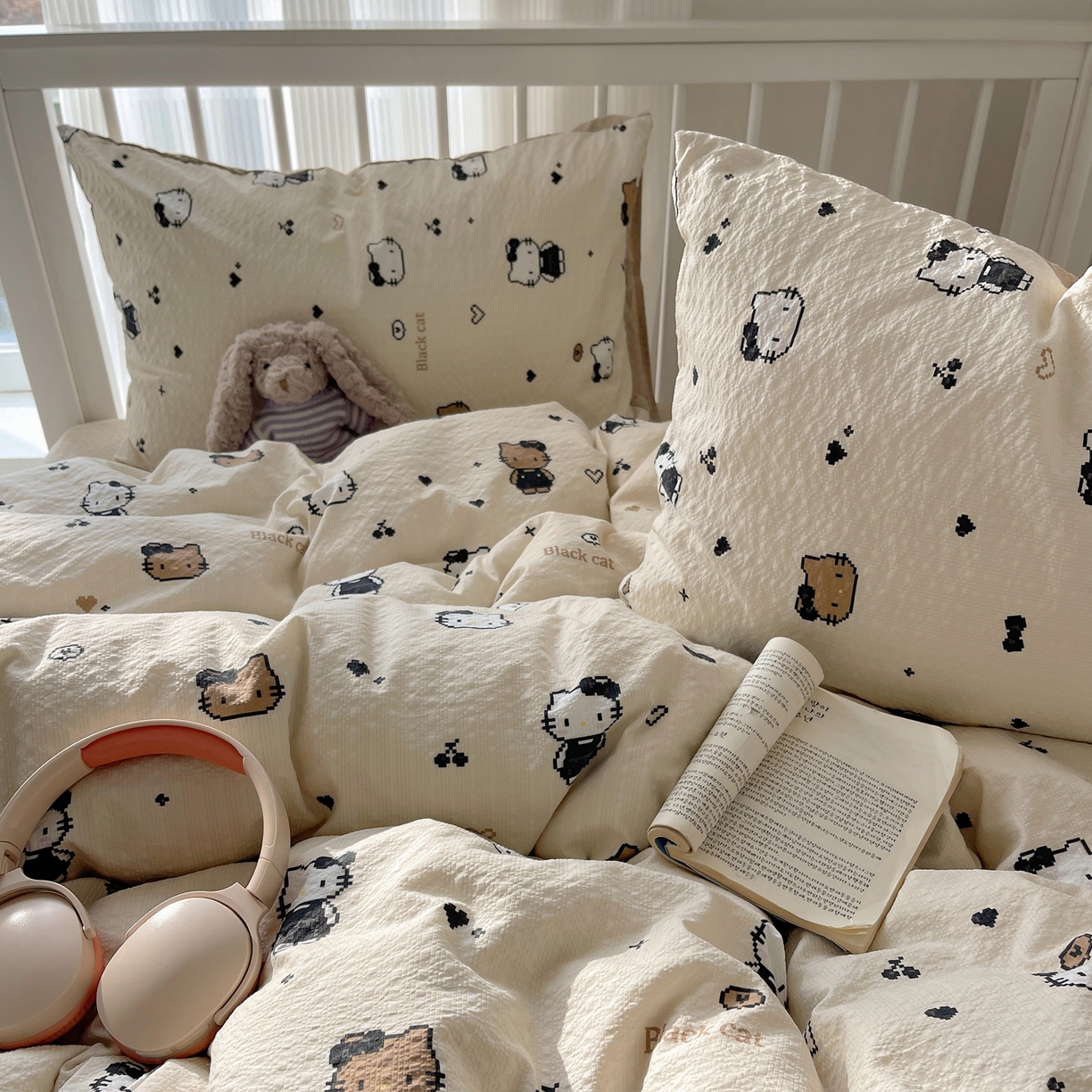 91家纺网 家纺一手货源 找家纺 贝扬思家纺 2026新款高品质A类泡芙纱-可爱猫猫系列普通款四件套（110g） 奥利奥小猫