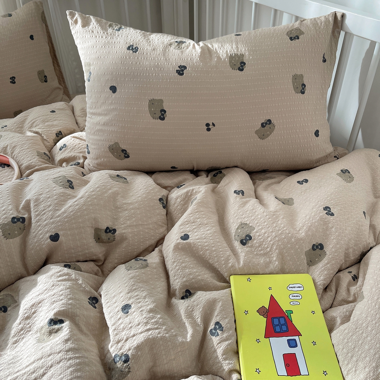 91家纺网 家纺一手货源 找家纺 贝扬思家纺 2026新款高品质A类泡芙纱-可爱猫猫系列普通款四件套（110g） 咖啡小猫