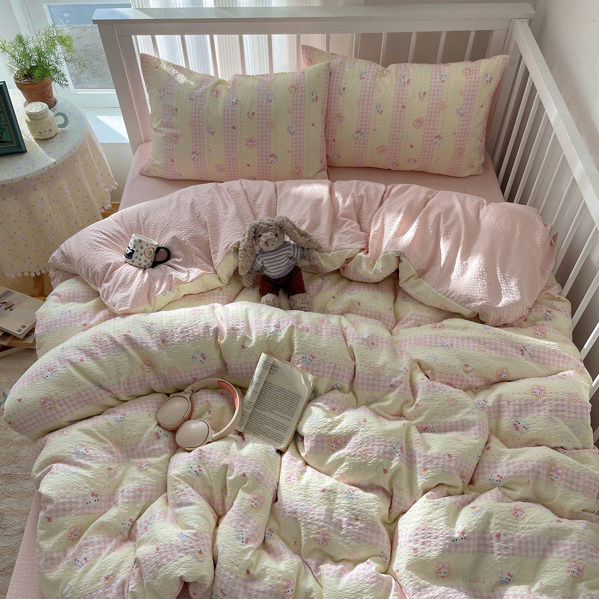 91家纺网 家纺一手货源 找家纺 贝扬思家纺 2026新款高品质A类泡芙纱-可爱猫猫系列普通款四件套（110g） 黄粉团猫