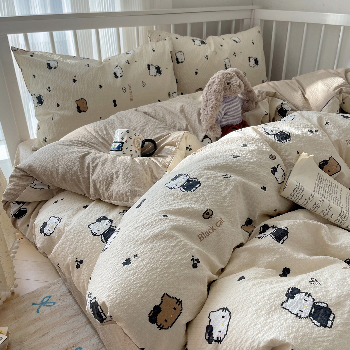 91家纺网 家纺一手货源 找家纺 贝扬思家纺 2026新款高品质A类泡芙纱-可爱猫猫系列普通款四件套（110g） 奥利奥小猫