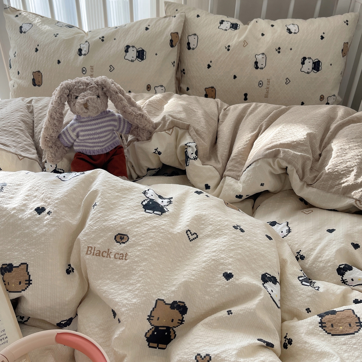 91家纺网 家纺一手货源 找家纺 贝扬思家纺 2026新款高品质A类泡芙纱-可爱猫猫系列普通款四件套（110g） 奥利奥小猫